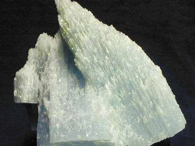 Light mineral sample representing fine powder applications